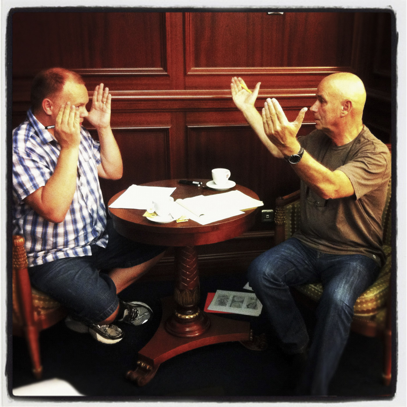Raymond Karsten Johansen i storyboard-gjennomgang med regissør Martin Campbell.